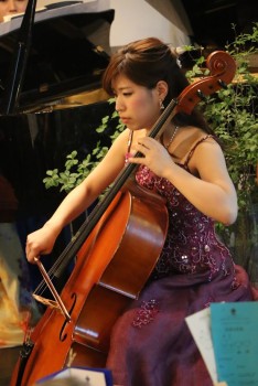 美人演奏家のチェリストです