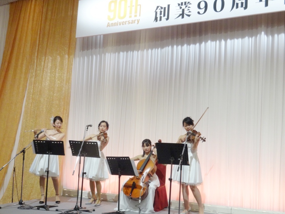 アイリスはフルートと弦楽器の四重奏です