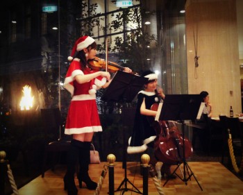 クリスマス曲を中心に演奏しました