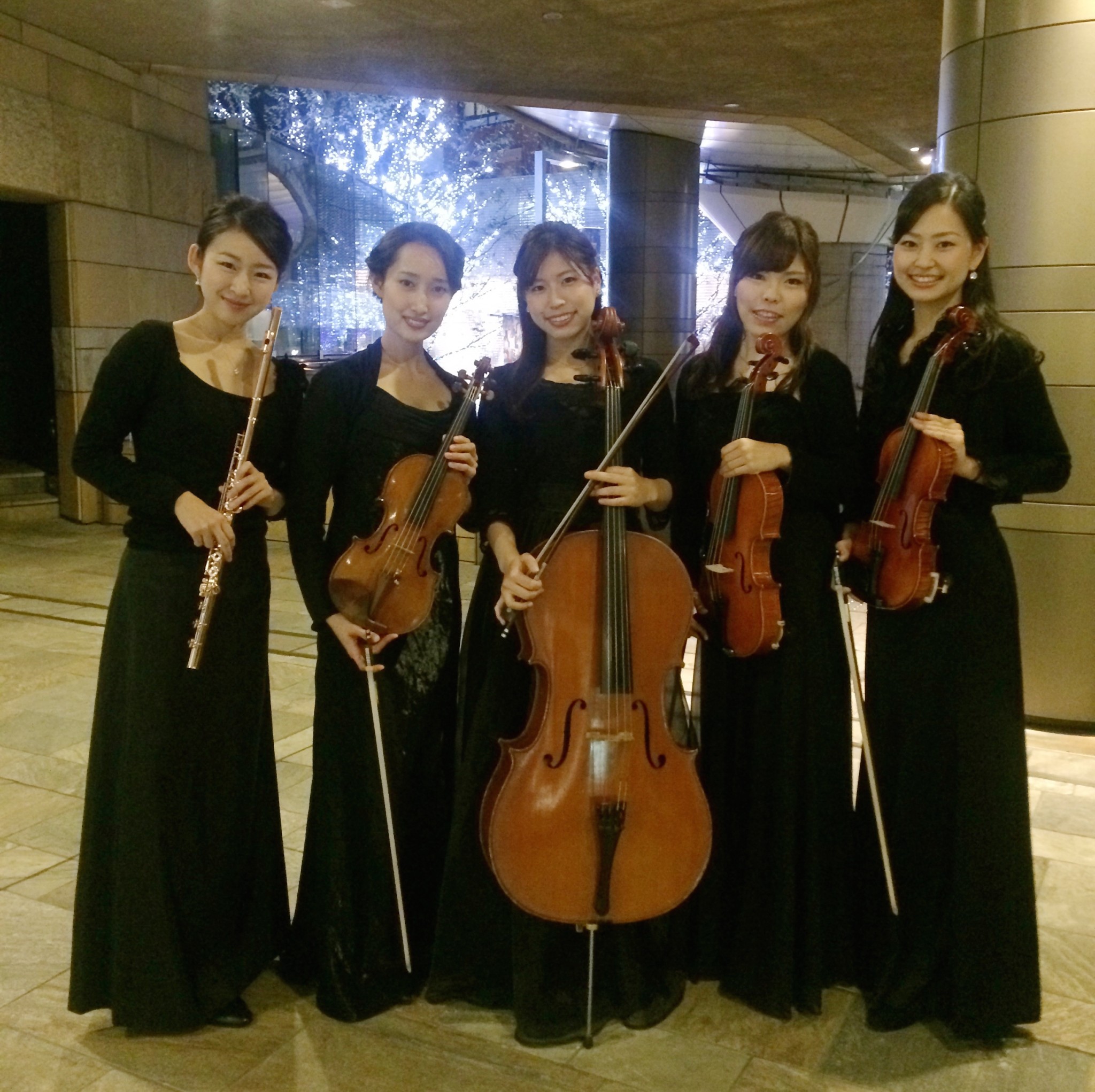 フルートと弦楽四重奏の五重奏で生演奏でした