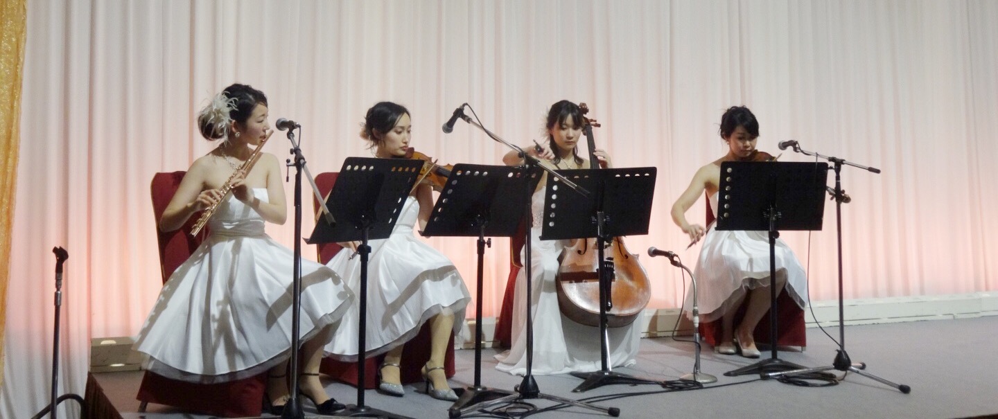 フルートカルテット余興演奏は白の膝丈ドレスで演奏します