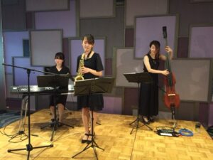 サックス、ベース、ピアノのジャズトリオ生演奏