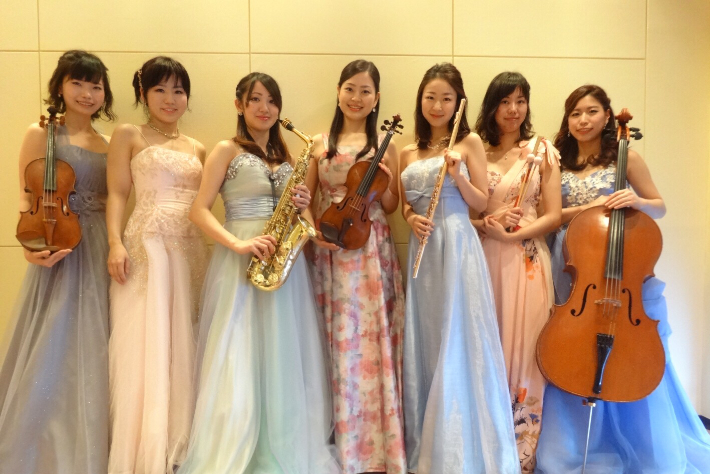美人演奏家によるミニオーケストラは華があり人気があります