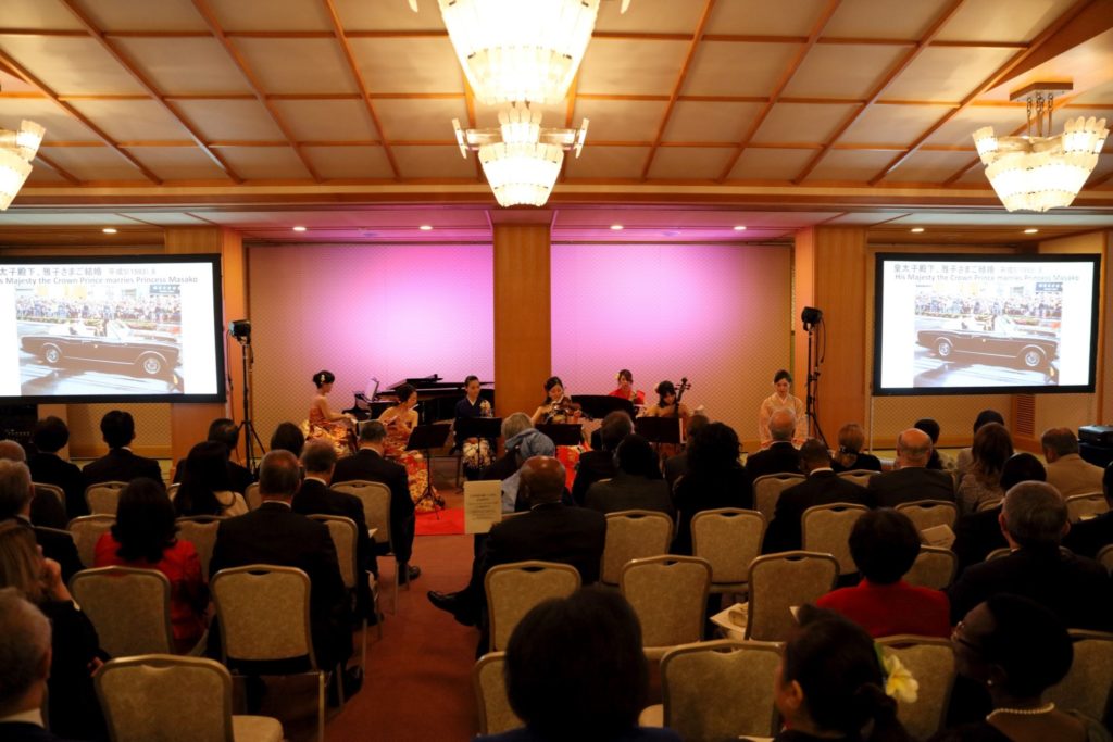 日本国憲法施行周年記念演奏会にて和楽器と洋楽器の生演奏でした