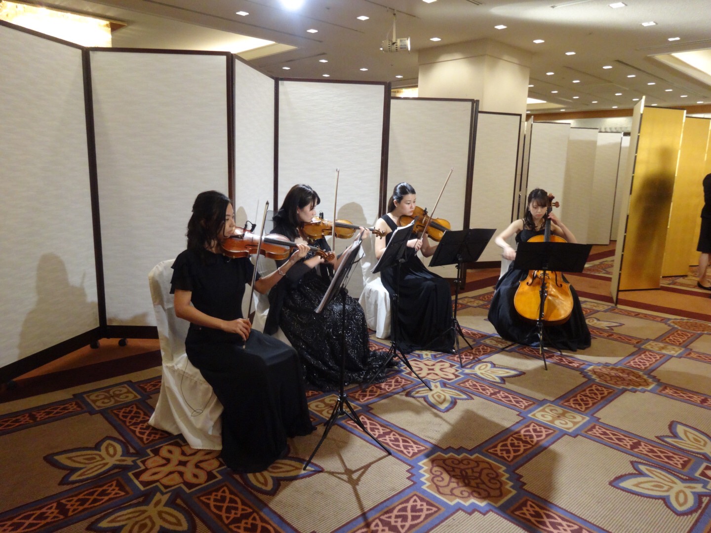 弦楽四重奏でクラシック生演奏でした