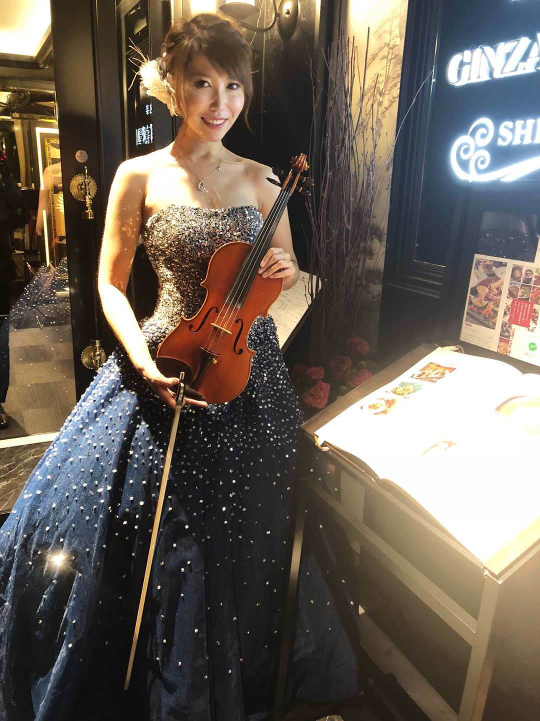 美人ヴァイオリニストの生演奏でした