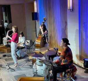 女性だけのジャズユニットで人気があります