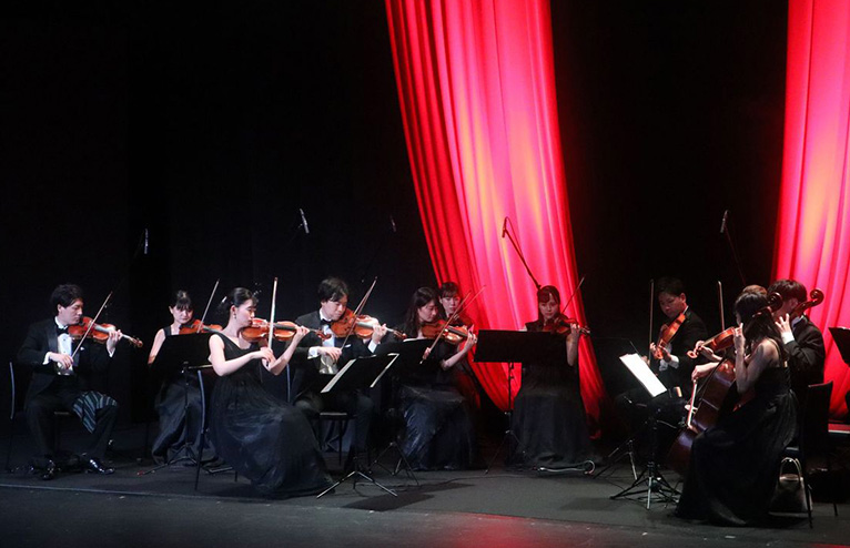 大人数演奏の音と見栄えで圧倒