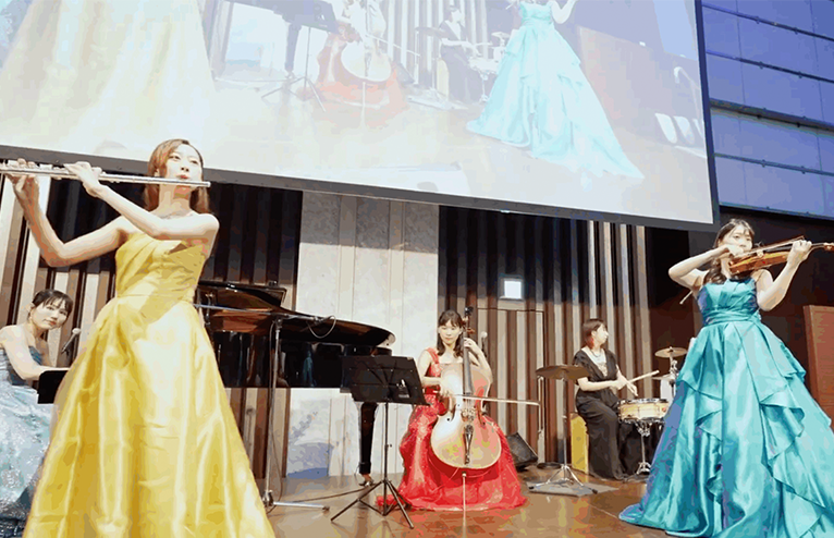 照明やスクリーンで効果的演出