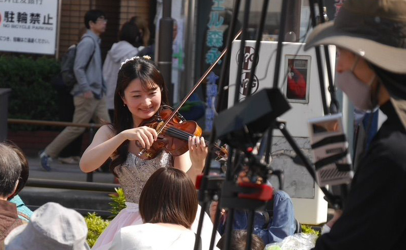 間近で演奏の様子を体感できます
