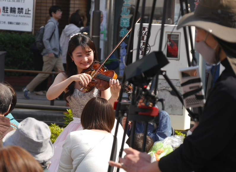 お子様やお客様の間近での練り歩き演奏